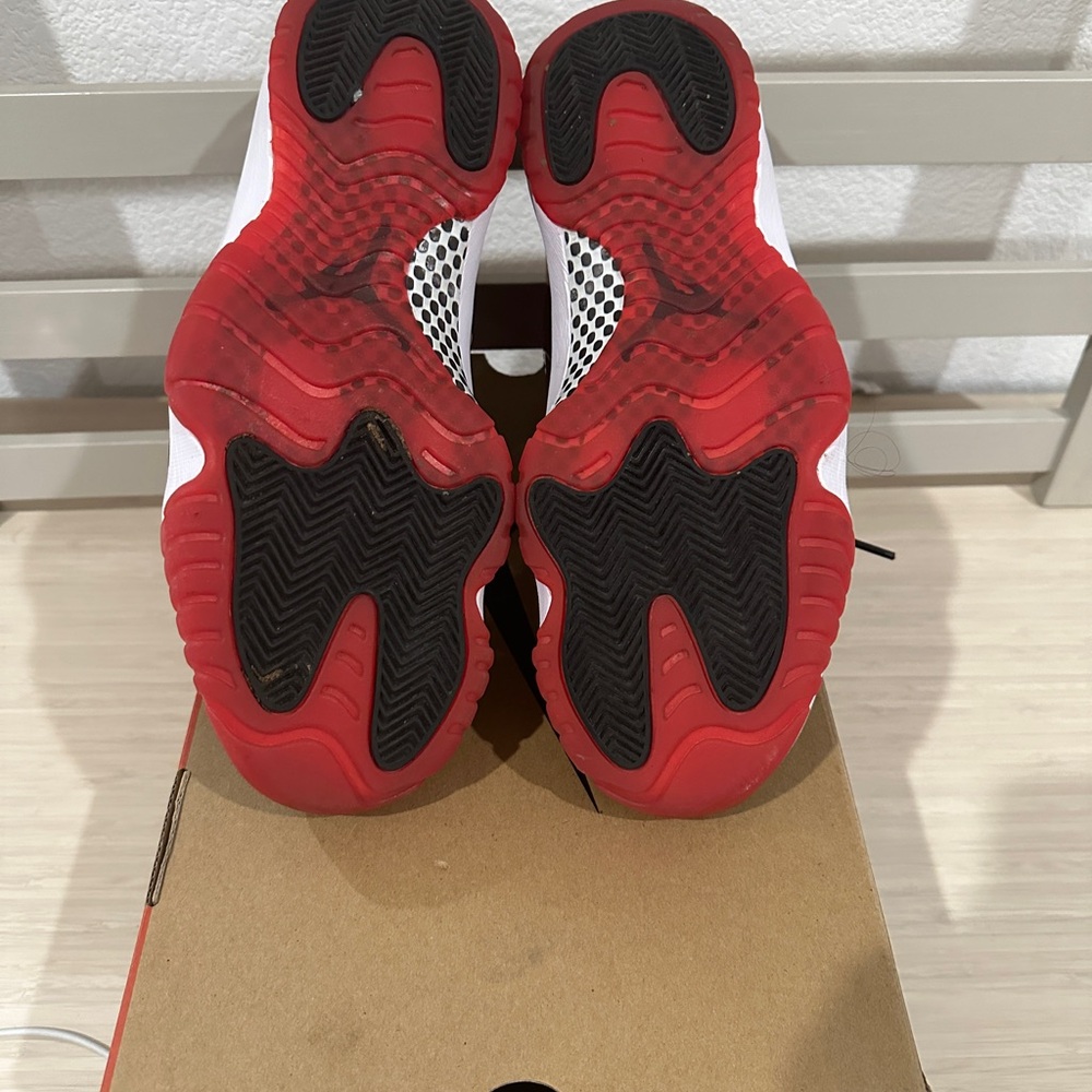Nike Air Jordan 11 Retro Playoffs Bred 2019 378037-061 - Picture 4 of 5